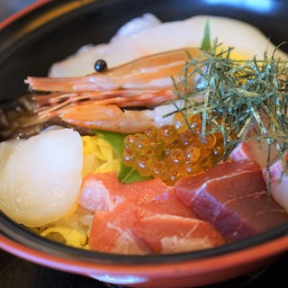 パチンコ 最速 - 料理写真:海鮮丼1400円