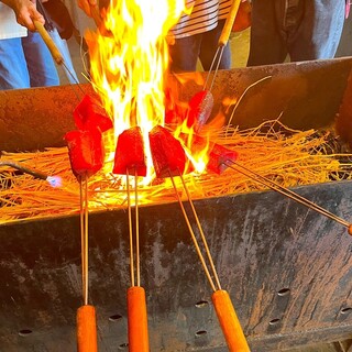 パチンコ 工房 - 料理写真:藁焼きファイヤー
灼熱に耐えてこそ、美味しいカツオにありつけます